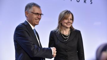 María Barra y Carlos Tavares, máximos responsables de General Motors y Grupo PSA (Peugeot-Citroën) acuerdan la compraventa de Vauxhall y Opel./Cortesía, Groupe PSA
