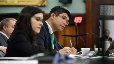 El concejal Carlos Menchaca, presidente del Comité de Inmigración, fue uno de los participantes en la audiencia.