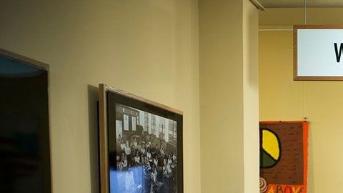 Obama visitó escuelas durante el Mes de la Herencia Afroamericana en EEUU.