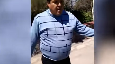 “¿Qué anda ahí toda la vida siempre agarrando nalgas o qué?, cuestiona la joven acosada.