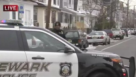 La vivienda ubica cerca del bloque 800 en la calle 19 Sur, en Newark.