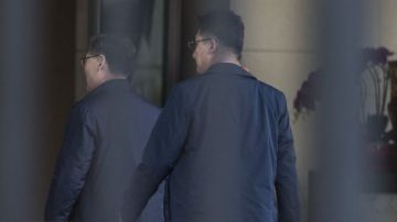 Dos funcionarios norcoreanos, que iban en el avión que trasladaba los restos de Kim Jong-nam, fueron vistos entrando a la sala VIP del aeropuerto de Pekín.