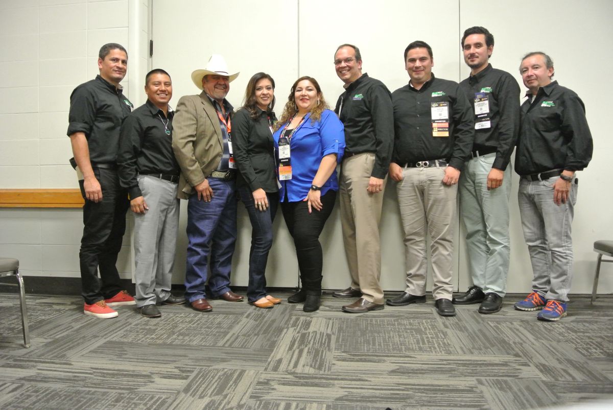 Pamela Berrios en el centro junto con más  miembros activos y ya retirados de la ejecutiva  de la National Hispanic Landscape Alliance que ella preside./Cortesía