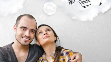 Hablar y compartir ideas y planes financieros es crucial para la estabilidad de la pareja./Shutterstock
