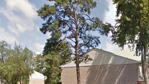 Las gemelas fueron encontradas muertas en su apartamento en el condominio The Pines  en Lindenwold, Nueva Jersey.