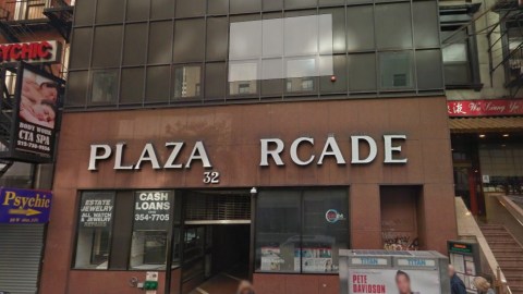 En el pasado otro transeúnte quedó herido por un pedazo de hielo que cayó del mismo lugar.