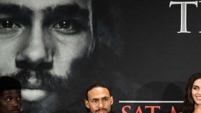 Keith Thurman (izq.) lució relajado en todo momento mientras Danny García (de pie) no dejó la misma sensación de seguridad