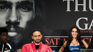Keith Thurman (izq.) lució relajado en todo momento mientras Danny García (de pie) no dejó la misma sensación de seguridad