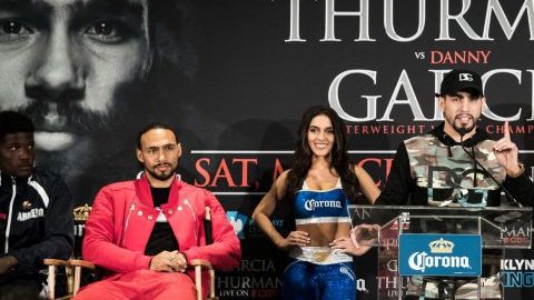 Keith Thurman (izq.) lució relajado en todo momento mientras Danny García (de pie) no dejó la misma sensación de seguridad