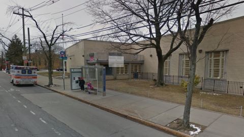 El menor asiste a la Escuela Pública 209 en Whitestone, Queens.