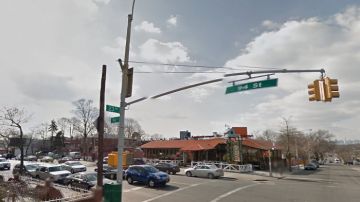 La mujer caminaba con su hija por la intersección de la avenida 23 y la calle 94 en Queens cuando ocurrió el accidente.