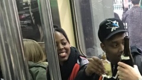 Pasajeros del metro de NYC comparten botella de vino en su viaje