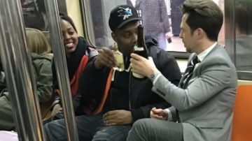 Pasajeros del metro de NYC comparten botella de vino en su viaje
