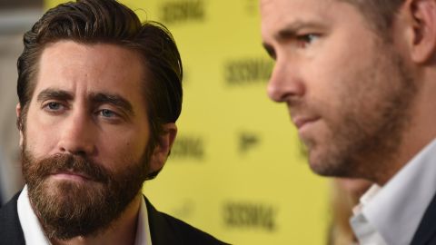 Jake Gyllenhaal (izq.) y Ryan Reynolds durante la premiere de "Life" en Austin.