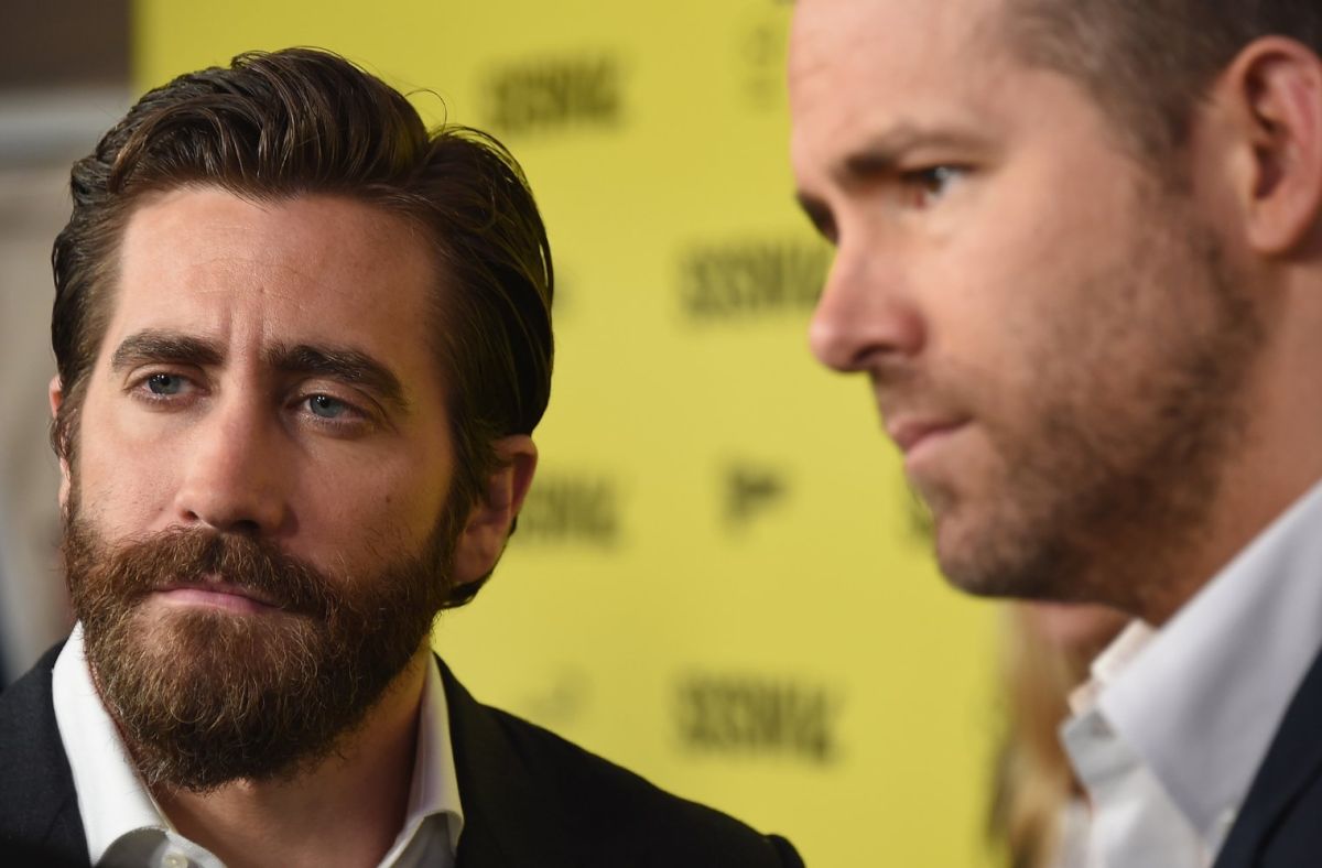 Jake Gyllenhaal (izq.) y Ryan Reynolds durante la premiere de "Life" en Austin.