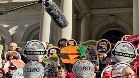 El contralor Scott Stringer en apoyo a los trabajadores de comidas rápidas
