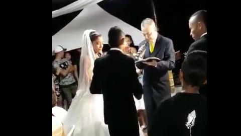 Los novios salieron despavoridos del espacio.