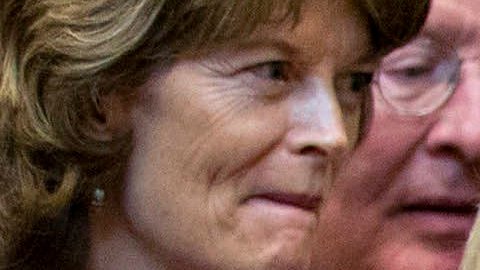 El presidente de Estados Unidos, Donald Trump, habla junto a la representante republicana de Carolina del Norte Virginia Foxx (d) y la representante republicana de Wyoming Liz Cheney (i), durante una ceremonia de firma de un proyecto de ley en la Sala Roosevelt de la Casa Blanca en Washington, DC, (Estados Unidos) hoy, lunes 27 de marzo de 2017. Trump firmó cuatro proyectos de ley H.J. Res 37, H.J. Res 44, H.J. Res. 57 y H.J. Res. 58, que anulan medidas adoptadas durante la administración del expresidente Barack Obama. EFE/Andrew Harrer / POOL