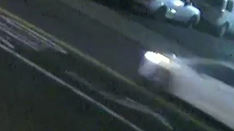 Los sospechosos de dispararle a la hispana operaban un vehículo modelo sedán.