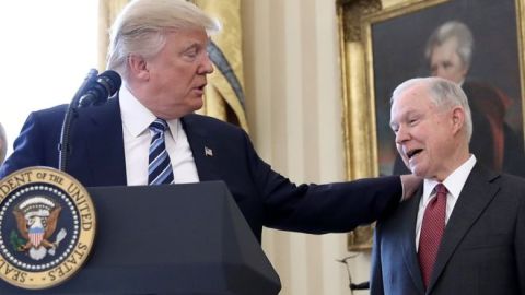 Sessions era senador antes de ser propuesto por Trump para el cargo de fiscal general.