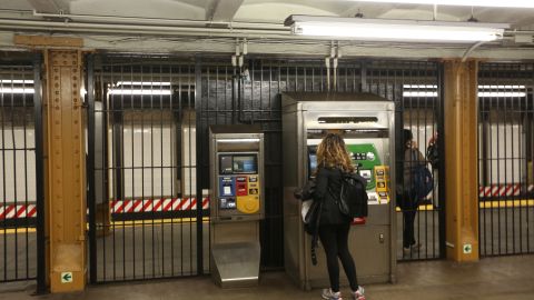 Propuesta del Concejal Ydanis Rodriguez para que la gente de bajos recursos puedan compar una metrocard a la mitad.