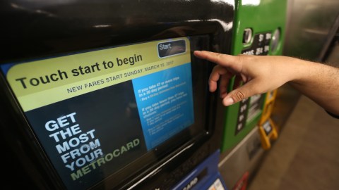 Propuesta del Concejal Ydanis Rodriguez para que la gente de bajos recursos puedan compar una metrocard a la mitad.