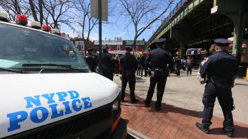 Policias de comunidad patrullan Queens.
