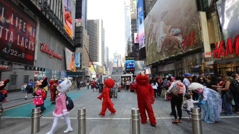Muñecos en Times Square sienten el impacto de los bajos ingresos.