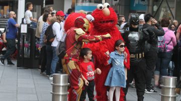 Muñecos en Times Square sienten el impacto de los bajos ingresos.