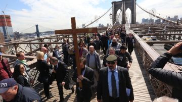 El Via Crucis por el puente de Brooklyn donde catolicos estuvieron presente en la procesion.