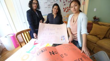 Stephanie Rodriguez con Kathy Huarcaya y Julia Vazquez de Trinig Healing Center se preparan para la sexta marcha de concientizacion del abuso domestico y el bullying entre adolecentes.