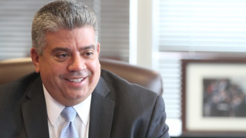 Fiscal interino de Brooklyn Eric Gonzalez habla sobre la educacion de los abogados defensores de asuntos de inmigracion.