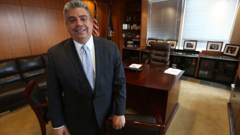 Fiscal interino de Brooklyn Eric Gonzalez habla sobre la educacion de los abogados defensores de asuntos de inmigracion.