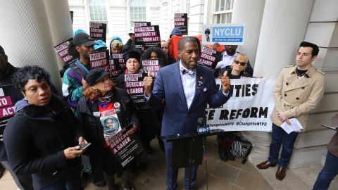 Concejal Jumaane Williams. Concejales prometen aprobar la ley del derecho de saber este año.