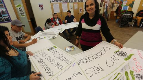 Organizadora Modesta Toribio y miembros de Make The Road, se preparan para el rally del Dia del Trabajador, el 1ro. de Mayo.