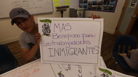 Organizadora Modesta Toribio y miembros de Make The Road, se preparan para el rally del Dia del Trabajador, el 1ro. de Mayo.