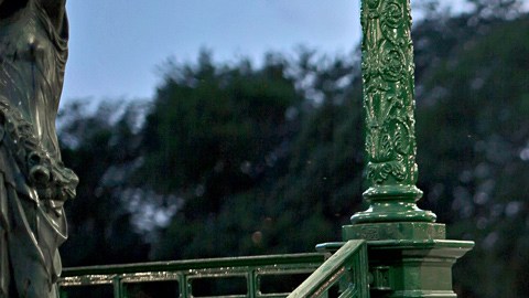 Aislin Derbez protagoniza la cinta con Jake Johnson.