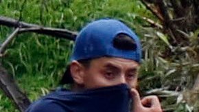 Rescatistas llevan el cuerpo de una víctima tras un deslizamientos de tierra hoy, miércoles 19 de Abril de 2017, en Manizales, capital del departamento de Caldas (Colombia).