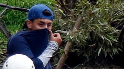 Rescatistas llevan el cuerpo de una víctima tras un deslizamientos de tierra hoy, miércoles 19 de Abril de 2017, en Manizales, capital del departamento de Caldas (Colombia).