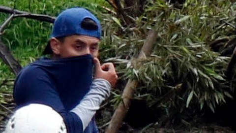Rescatistas llevan el cuerpo de una víctima tras un deslizamientos de tierra hoy, miércoles 19 de Abril de 2017, en Manizales, capital del departamento de Caldas (Colombia).