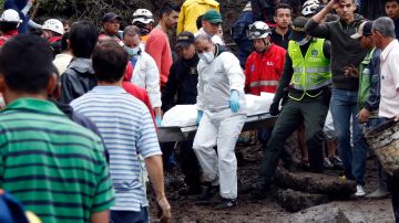 Rescatistas llevan el cuerpo de una víctima tras un deslizamientos de tierra hoy, miércoles 19 de Abril de 2017, en Manizales, capital del departamento de Caldas (Colombia).