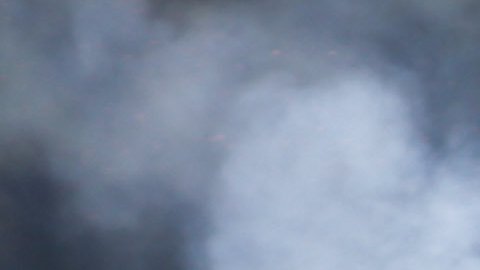 Manifestantes se enfrentan a la Guardia Nacional Bolivariana (GNB) el 10 de abril de 2017, en Caracas, Venezuela.
