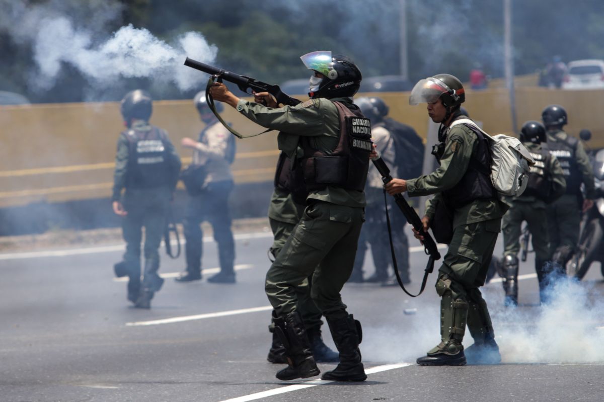 Manifestantes se enfrentan a la Guardia Nacional Bolivariana (GNB) el 10 de abril de 2017, en Caracas, Venezuela.

