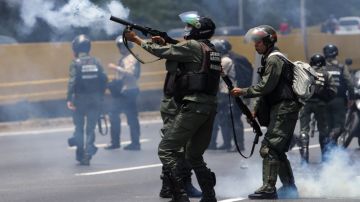Manifestantes se enfrentan a la Guardia Nacional Bolivariana (GNB) el 10 de abril de 2017, en Caracas, Venezuela.