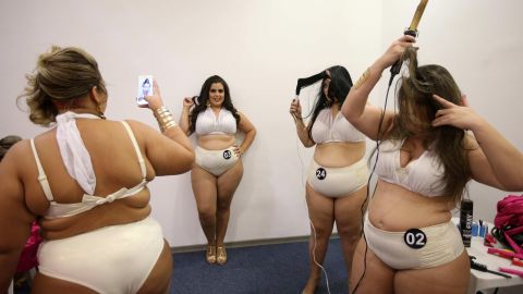 Concursantes de 'Diosa Sexy Plus Size',esperaban su turno bailando funk brasileño y bromeando. EFE / Marcelo Sayão