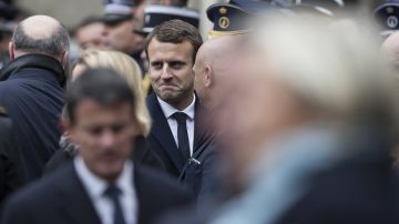 El candidato socioliberal a las elecciones presidenciales francesas, Emmanuel Macron (c), en el homenaje al policía Xavier Jugelé, asesinado en un atentado yihadista en París.
