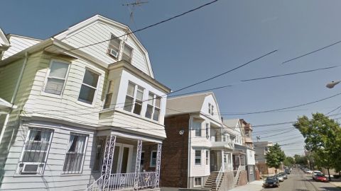 La mujer fue encontrada en el 133 de la calle Chestnut Street en NJ.