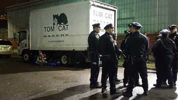 Simpatizantes de la causa de los trabajadores despedidos de Tom Cat Bakery se encadenaron a los carros repartidores de pan en la madrugada