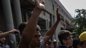 Estudiantes se manifiestan en rechazo a la decisión del Tribunal Supremo de asumir las competencias del Parlamento.