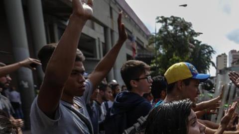 Estudiantes se manifiestan en rechazo a la decisión del Tribunal Supremo de asumir las competencias del Parlamento.